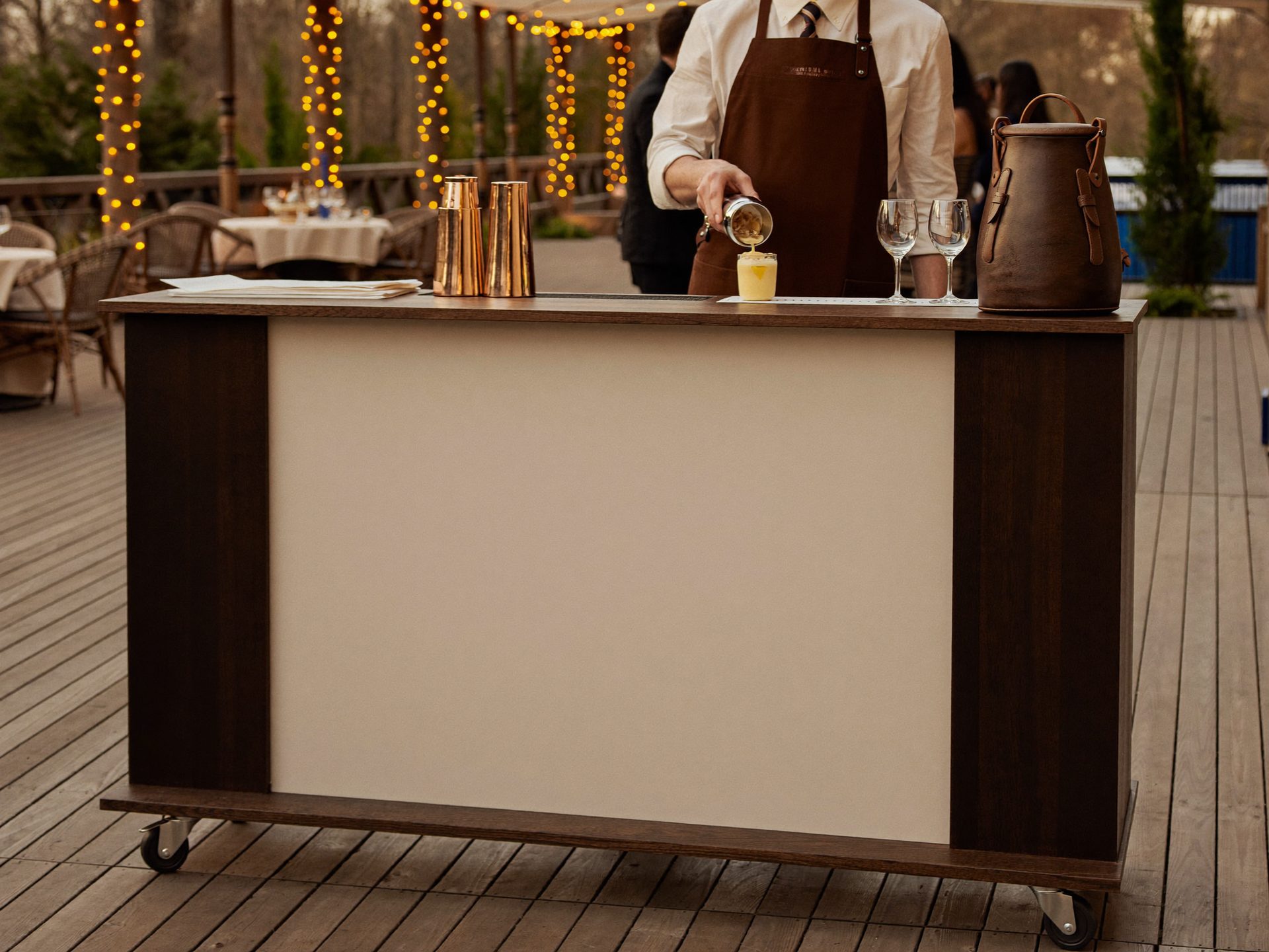 De mobiele cocktailbar van Amber House met bartender
